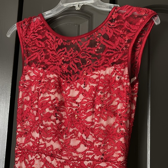 ❤️LEYVA Red Lace and Sequin Formal Dress - Picture 4 of 12